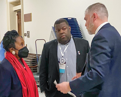 TBA’s Chris Furlow has a hallway discussion with Texas Congress­woman Sheila Jackson Lee while Ryan Coaxum, Guaranty Bank & Trust, N.A., listens in.
